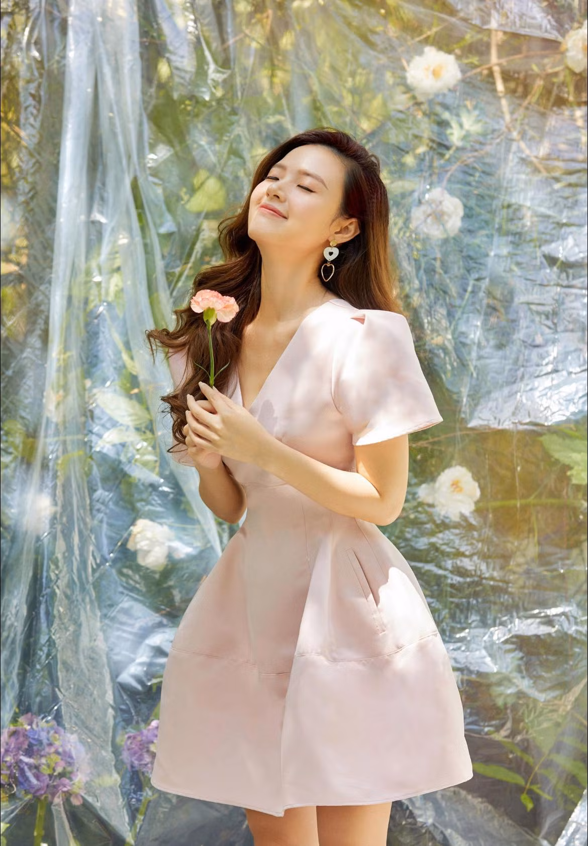 Gần đây nhất, hot girl Midu đăng tải hình ảnh diện váy hồng phấn nhẹ nhàng, bồng bềnh gây chú ý.