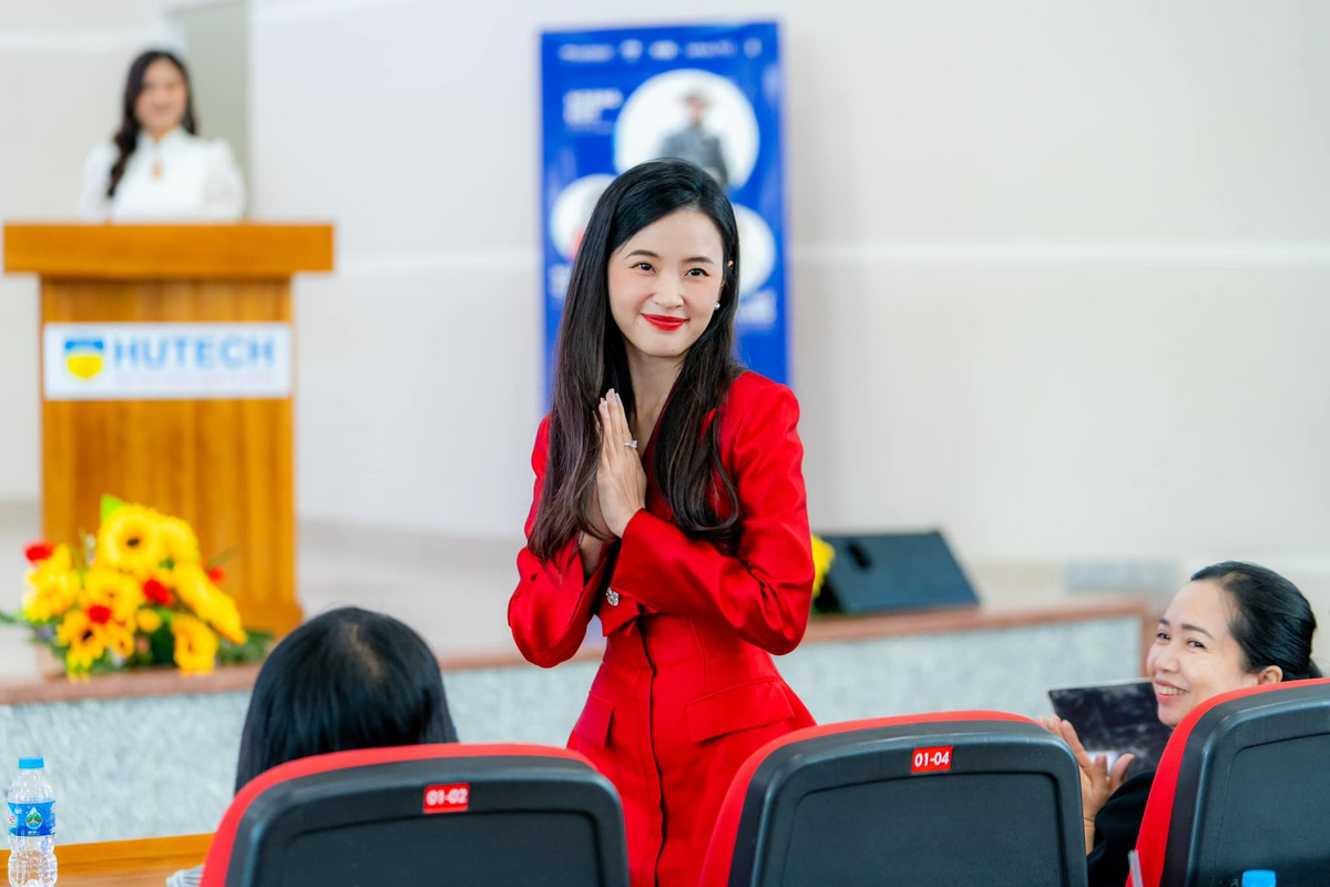 Là một giảng viên thiết kế, Midu xây hình cho mình hình tượng gợi cảm có chừng mực và phù hợp khi bước chân lên giảng đường với những bộ trang phục nhã nhặn, lịch sự nhưng vẫn đảm bảo tính thời thượng.