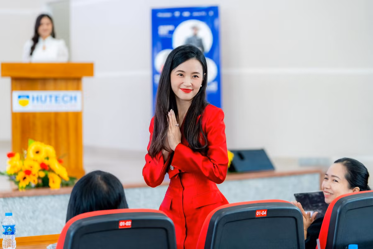 Là một giảng viên thiết kế, Midu xây hình cho mình hình tượng gợi cảm có chừng mực và phù hợp khi bước chân lên giảng đường với những bộ trang phục nhã nhặn, lịch sự nhưng vẫn đảm bảo tính thời thượng.