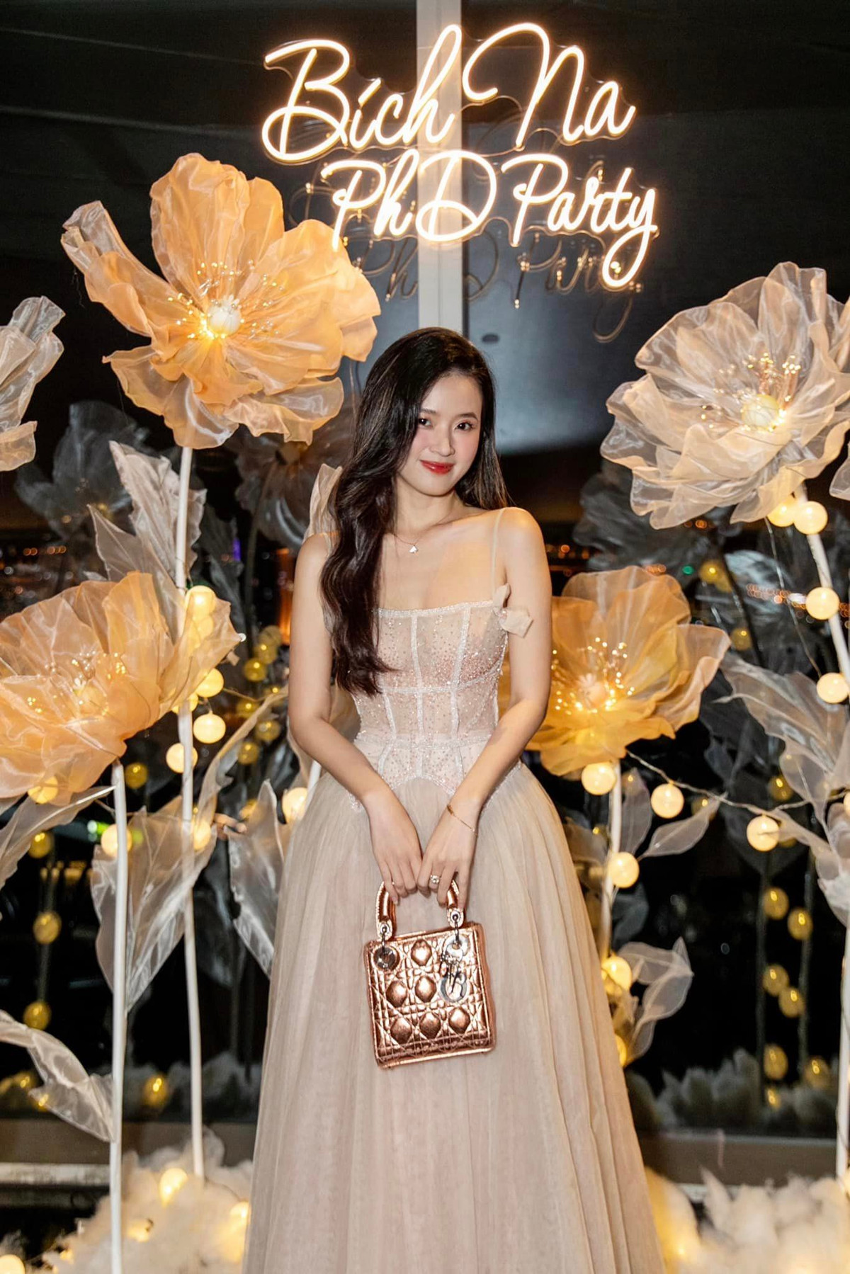 Ở ngoài đời, người đẹp chuộng váy áo nữ tính, tôn đường cong tối đa, chẳng cần hở bạo vẫn được khen đẹp sang.