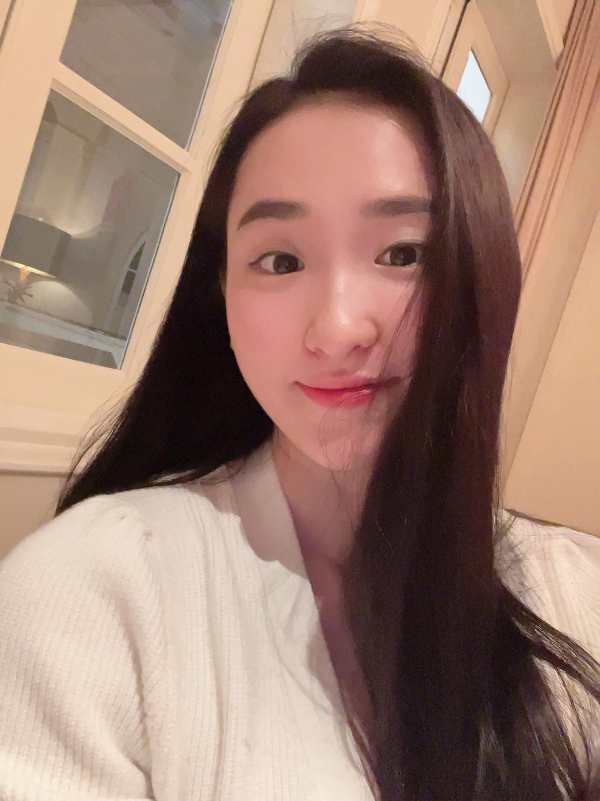 Được biết, cô sở hữu chiều cao 1m70 cùng số đo 3 vòng 80-60-98 (cm).