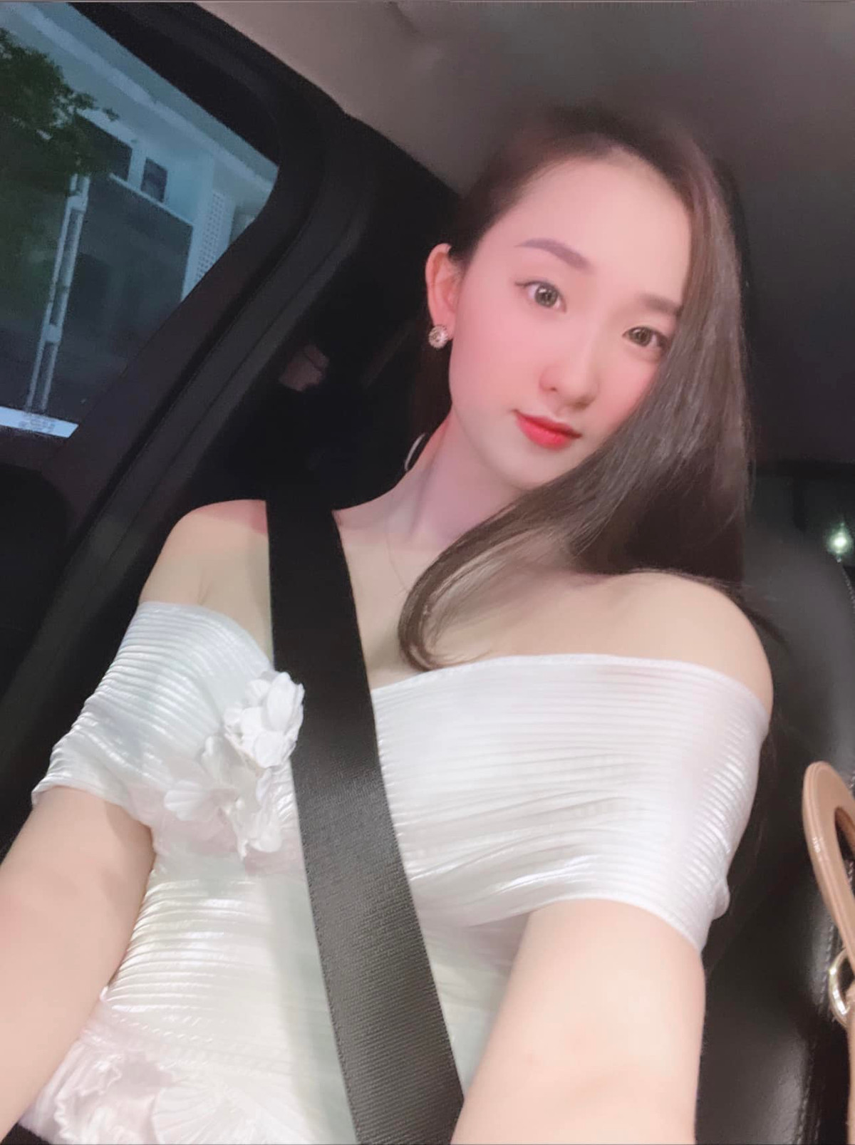 Phan Cẩm Nhi (sinh năm 2000, Đà Nẵng) là gái xinh quen mặt trong các cuộc thi sắc đẹp.