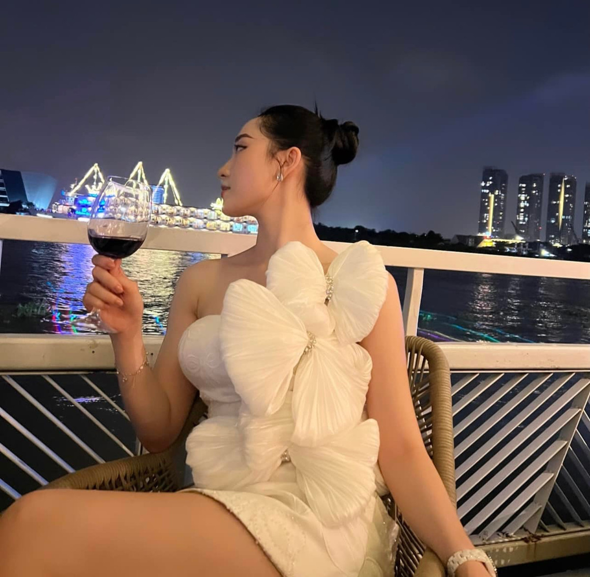 Mái tóc dài, đen óng ả cũng là đặc điểm khiến vẻ đẹp trong trẻo của Phan Cẩm Nhi càng được tôn vinh.