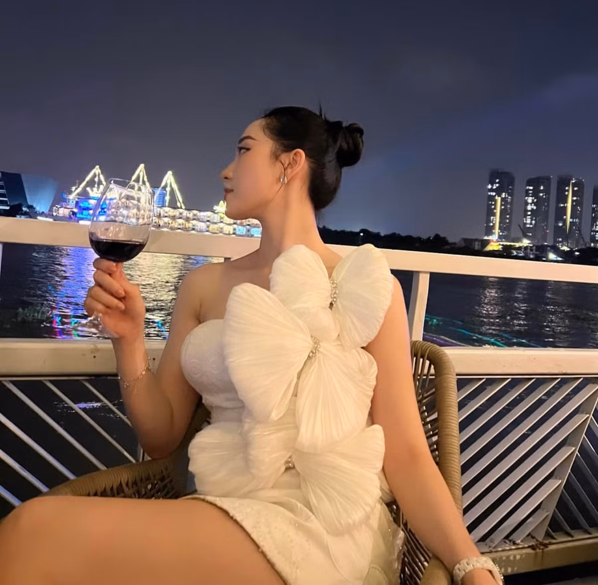 Mái tóc dài, đen óng ả cũng là đặc điểm khiến vẻ đẹp trong trẻo của Phan Cẩm Nhi càng được tôn vinh.