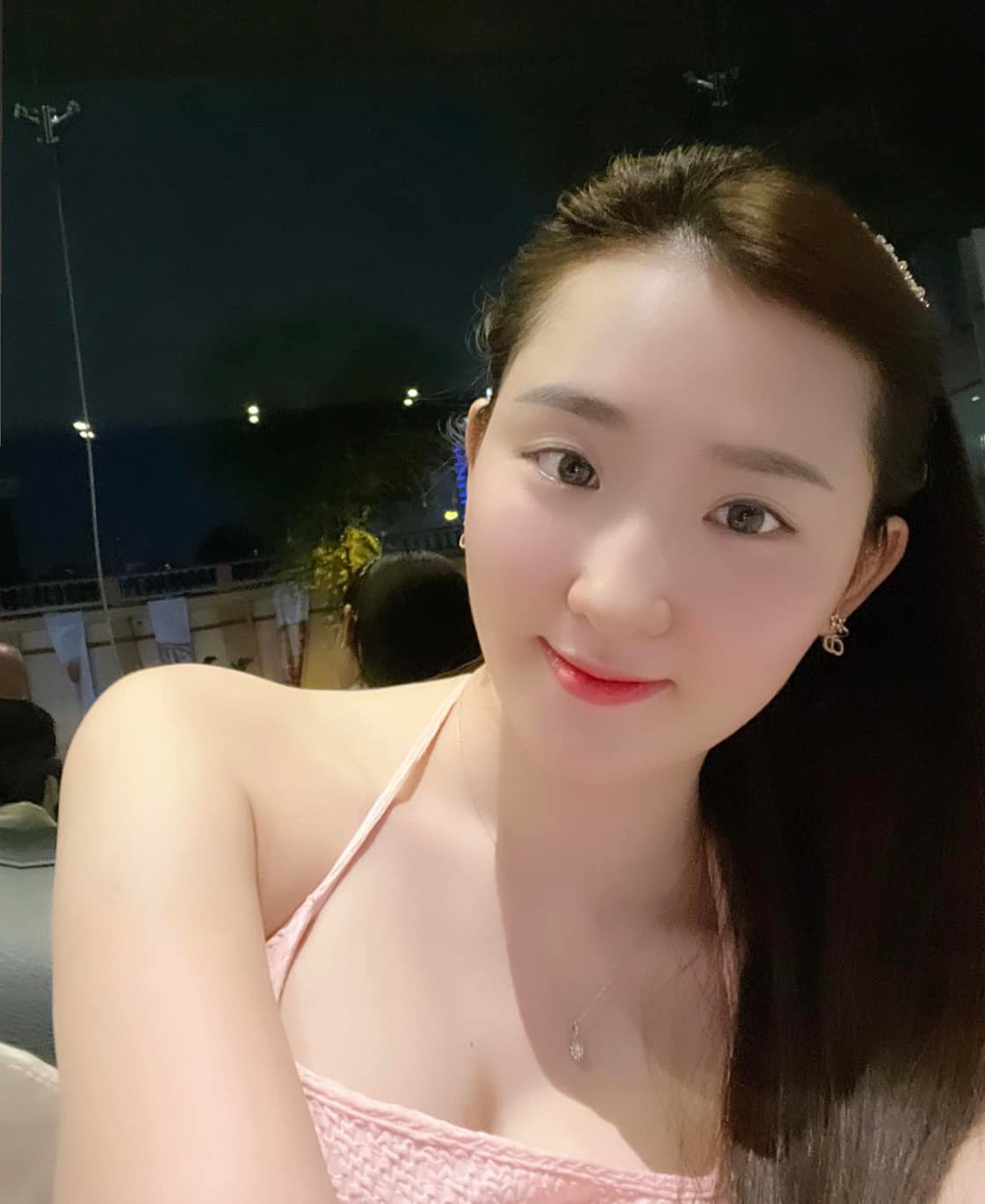 Phan Cẩm Nhi nhận được nhiều lời khen là sở hữu gương mặt thanh tú, xinh đẹp hao hao nàng "tiểu hoa đán" của làng giải trí Hoa ngữ là Lưu Diệc Phi.