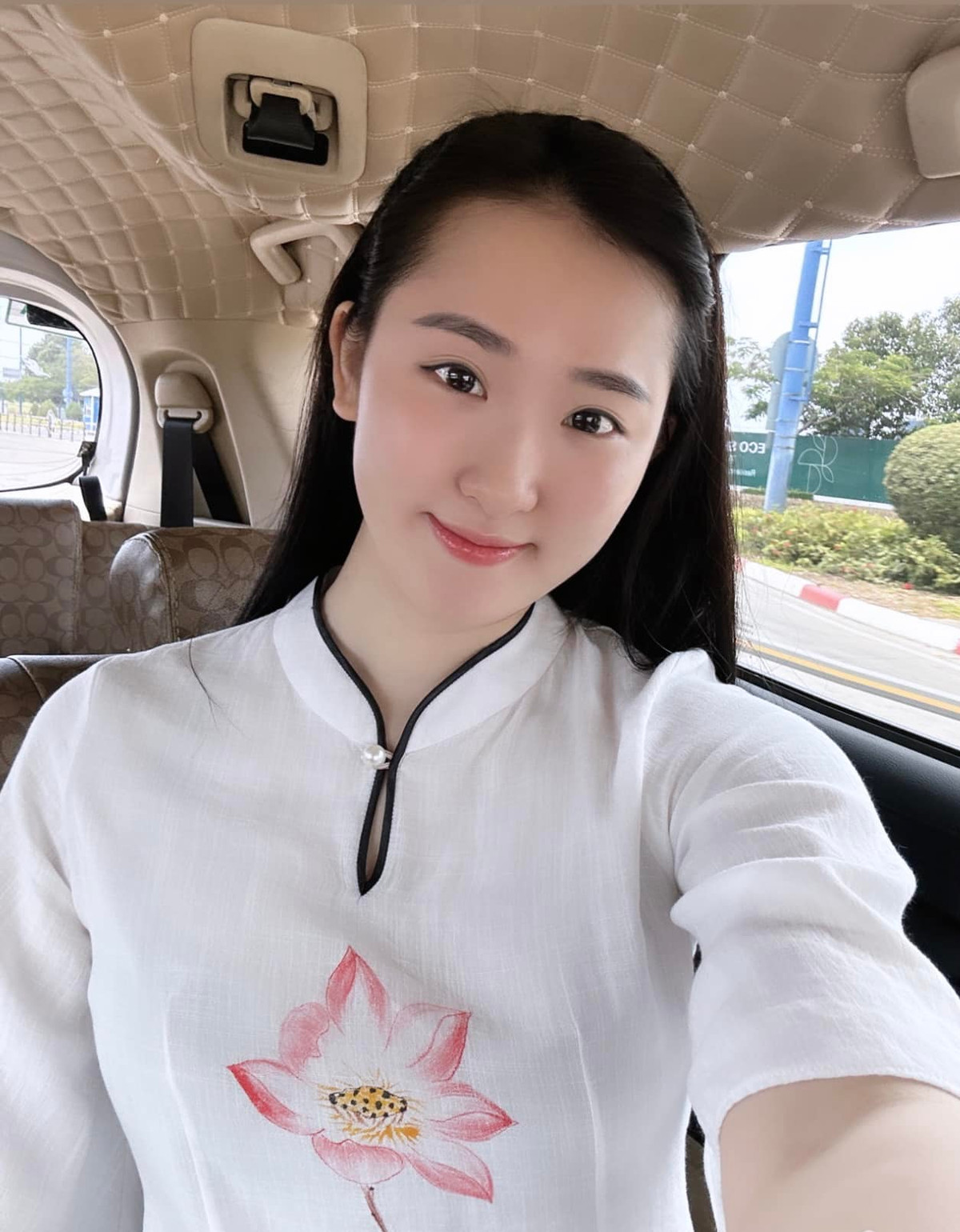 Thân hình cân đối, làn da trắng mịn giúp Phan Cẩm Nhi mặc đẹp nhiều phong cách thời trang.