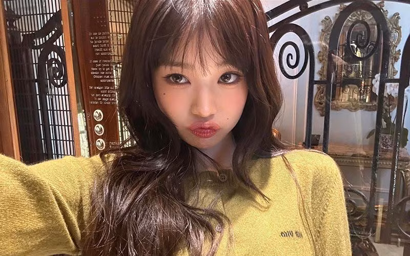 Theo đó, nàng hot girl này là Jang Wonyoung sinh ngày 31/8/2004, ca sĩ thần tượng người Hàn Quốc.