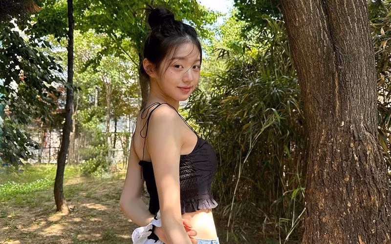 Người đẹp sở hữu ánh mắt to tròn long lanh, đôi môi căng mộng và vô cùng quyến rũ.