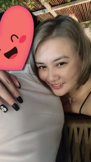 Kim Huệ cũng nhiều lần chia sẻ ảnh thân mật với bạn trai nhưng đều dùng các icon để giấu mặt nửa kia.