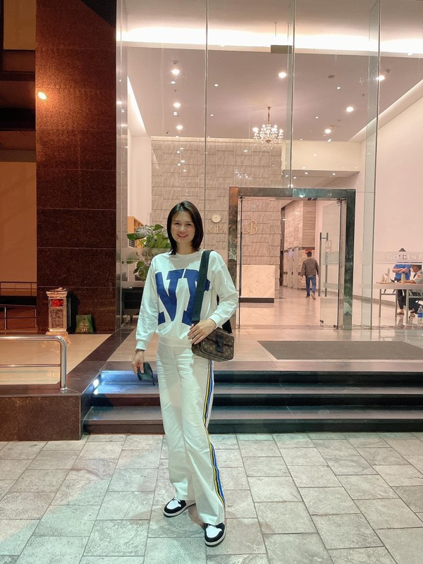 Vừa qua, hoa khôi bóng chuyền một thời Phạm Thị Kim Huệ đã tốt nghiệp thạc sĩ Quản trị kinh doanh tại trường Đại học kinh tế - Đại học quốc gia Hà Nội.