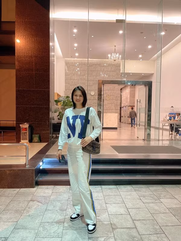 Vừa qua, hoa khôi bóng chuyền một thời Phạm Thị Kim Huệ đã tốt nghiệp thạc sĩ Quản trị kinh doanh tại trường Đại học kinh tế - Đại học quốc gia Hà Nội.