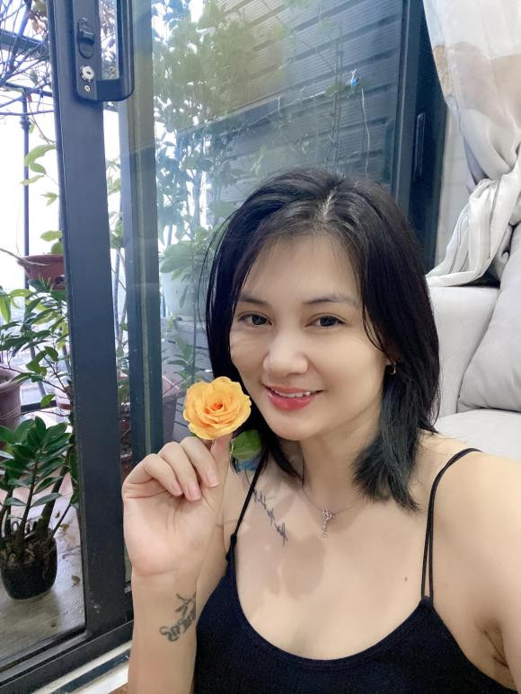 Sau đổ vỡ hôn nhân, cựu "hoa khôi bóng chuyền" Kim Huệ có cuộc sống rất bình yên bên con gái. Được biết cô hiện đã có bạn trai mới.