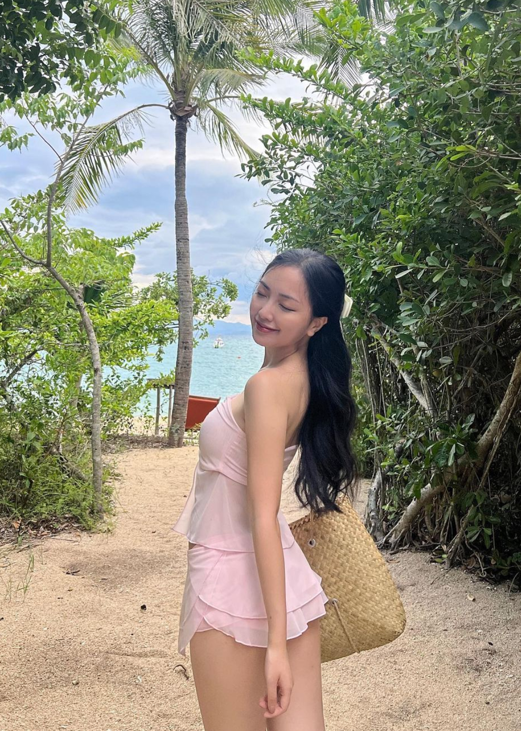 So với các cô bạn gái của những cầu thủ khác thì bà xã Hà Đức Chinh có đời tư khá kín tiếng.