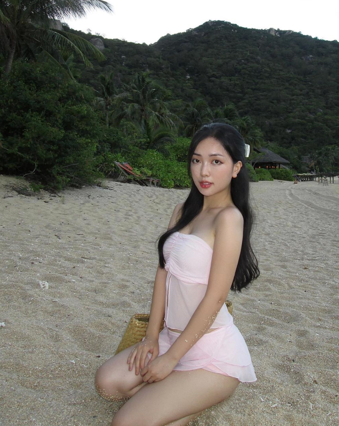 Trên trang cá nhân, vợ Hà Đức Chinh thường xuyên chia sẻ về những bí quyết làm đẹp, giữ dáng nhận được sự quan tâm của đông đảo chị em.