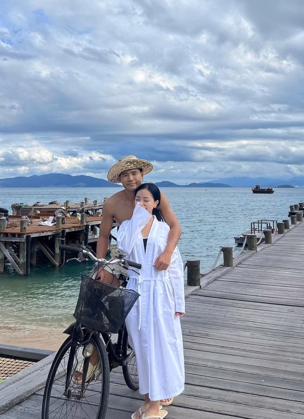 Mai Hà Trang sở hữu gương mặt xinh đẹp, đôi mắt to tròn, mũi cao thẳng cùng thân hình cân đối.