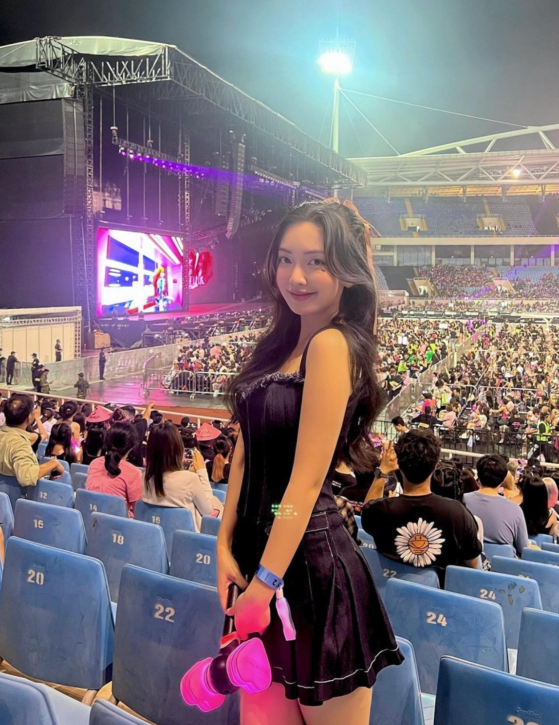 Cô thường diện những trang phục cá tính hơn, thay vì gắn bó với áo phông hay váy điệu đà như trước.