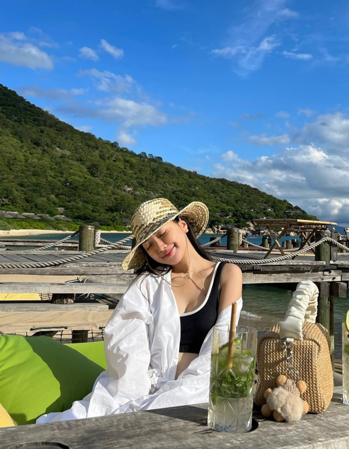  Vợ tiền đạo Hà Đức Chinh - Mai Hà Trang nhận được nhiều lời khen ngợi vì vẻ đẹp mặn mà, căng tràn sức sống sau hơn một năm kết hôn.