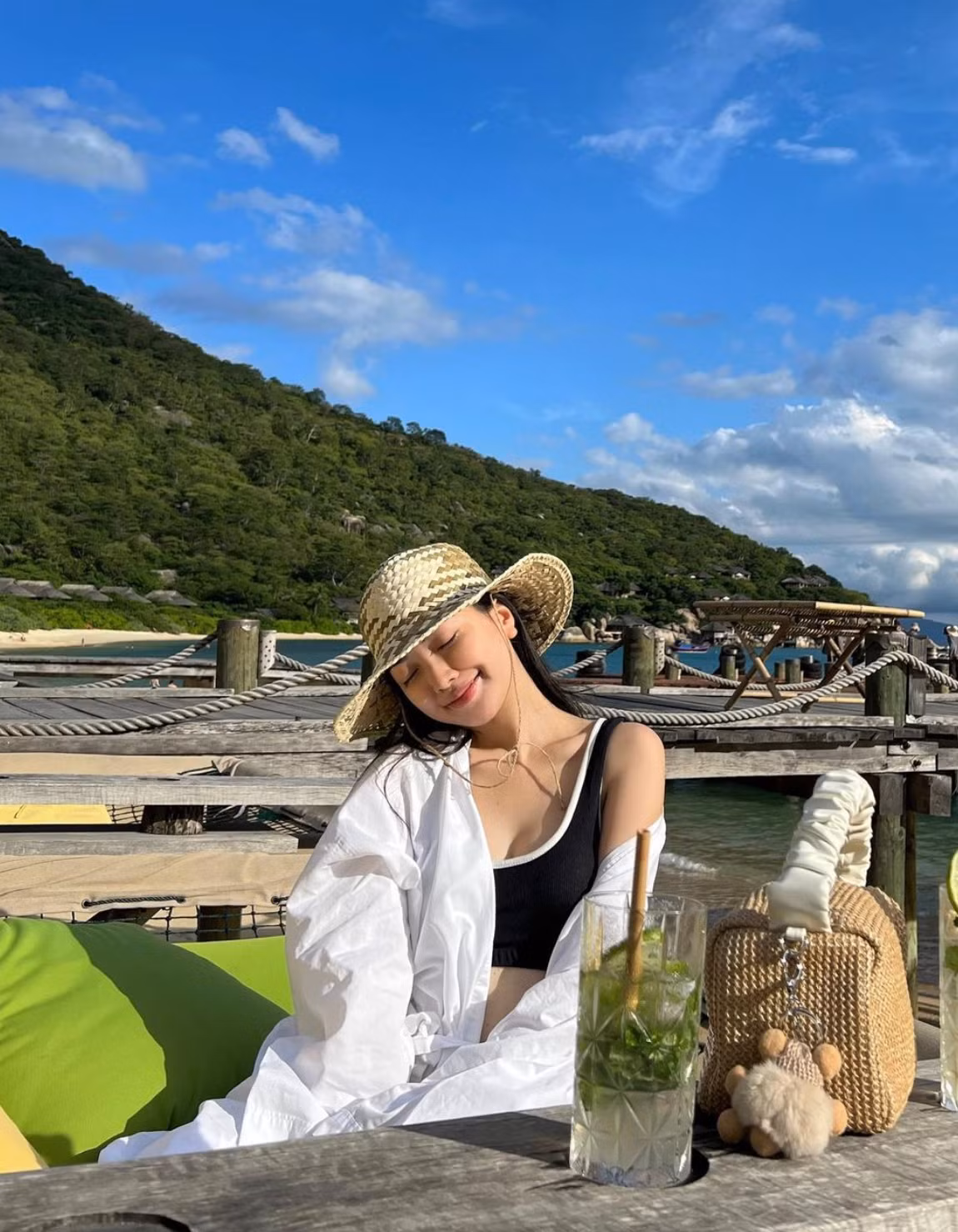  Vợ tiền đạo Hà Đức Chinh - Mai Hà Trang nhận được nhiều lời khen ngợi vì vẻ đẹp mặn mà, căng tràn sức sống sau hơn một năm kết hôn.