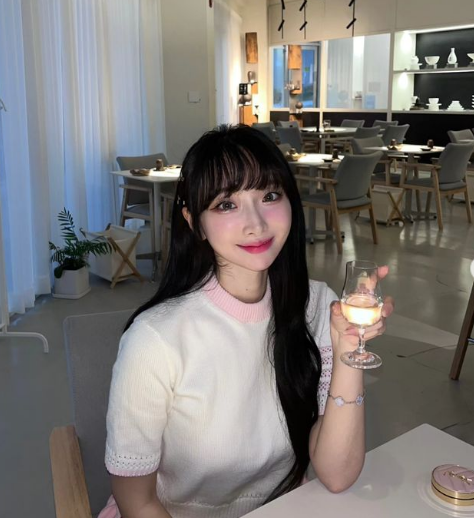 E Dayeon không chỉ là một streamer nổi tiếng với vẻ ngoài xinh đẹp, mà còn được khán giả yêu mến bởi tính cách hồn nhiên và sự chân thành trong giao tiếp.