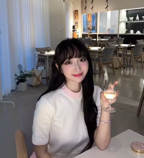 E Dayeon không chỉ là một streamer nổi tiếng với vẻ ngoài xinh đẹp, mà còn được khán giả yêu mến bởi tính cách hồn nhiên và sự chân thành trong giao tiếp.