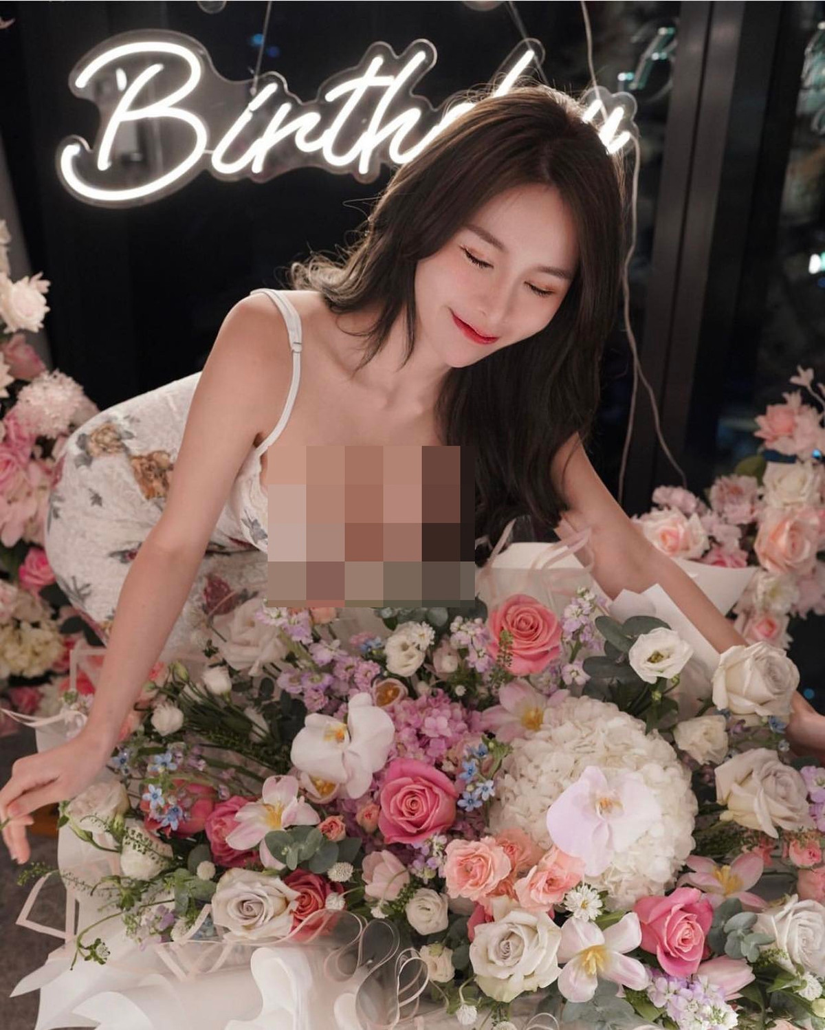 Nữ DJ Trung Quốc có hình thể đẫy đà và săn chắc, chính vì vậy khi đi diễn cô cũng lựa chọn những mẫu đầm cut out ấn tượng, tuy vậy vẫn giữ sự kín đáo và chừng mực.