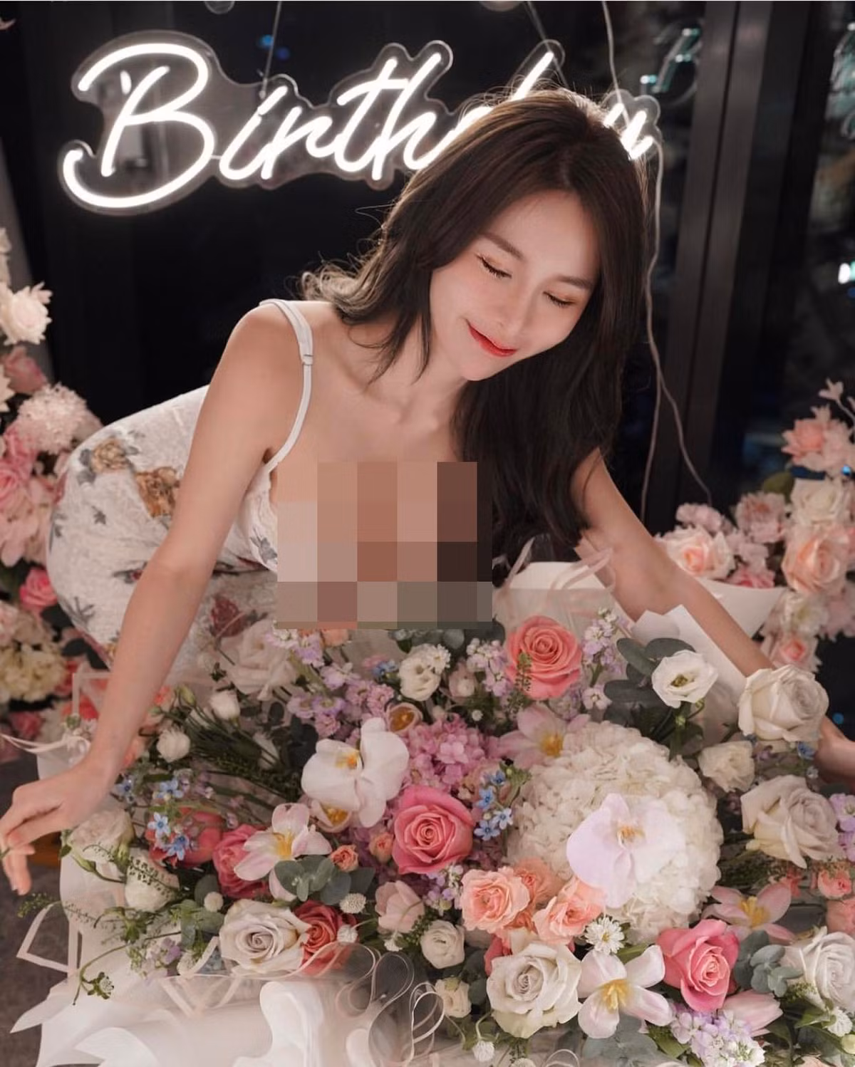 Nữ DJ Trung Quốc có hình thể đẫy đà và săn chắc, chính vì vậy khi đi diễn cô cũng lựa chọn những mẫu đầm cut out ấn tượng, tuy vậy vẫn giữ sự kín đáo và chừng mực.