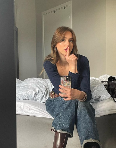 Cô thường xuất hiện trong những thiết kế nhẹ nhàng, ngọt ngào tựa búp bê.