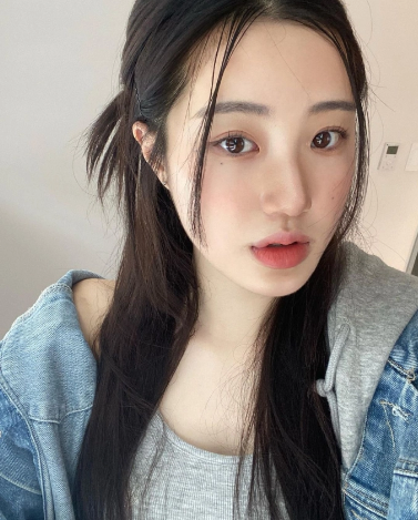 Cô còn sở hữu ngũ quan xinh đẹp cùng làn da trắng mịn. Bên cạnh đó, biểu cảm tập trung cao độ trong trận đấu cũng mang đến sự cuốn hút không thể cưỡng lại.