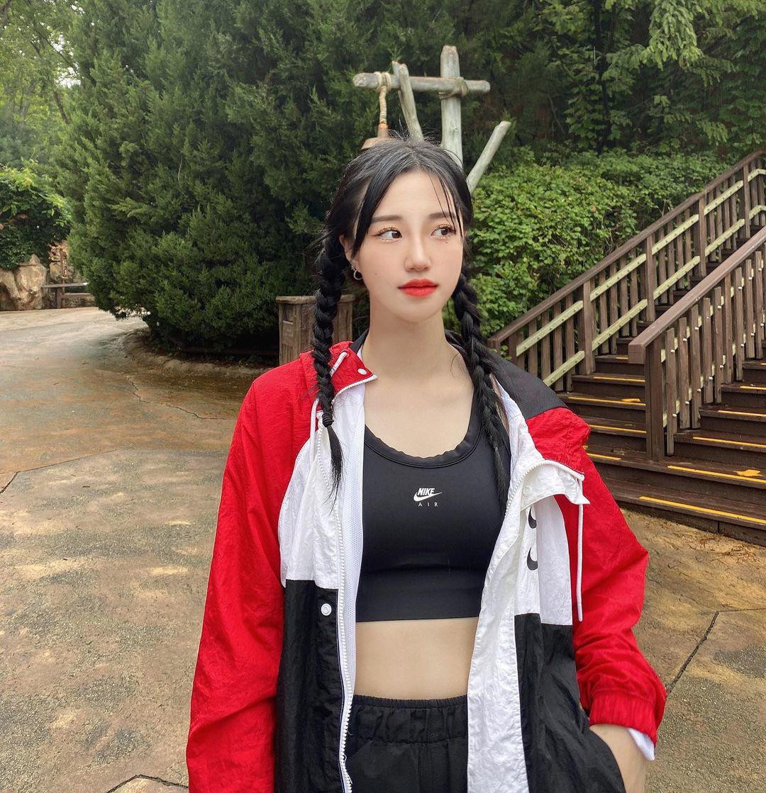 Là vận động viên bóng chuyền bãi biển, Shin Ji Eun luôn mặc bikini để lộ thân hình cân đối, săn chắc đáng ngưỡng mộ.