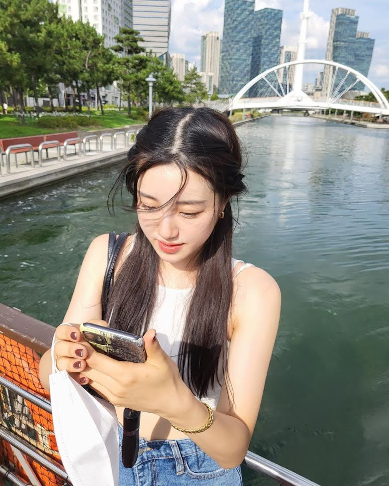 Nhiều người ấn tượng với làn da trắng của Shin dù thường xuyên thi đấu trên bãi biển đầy nắng.