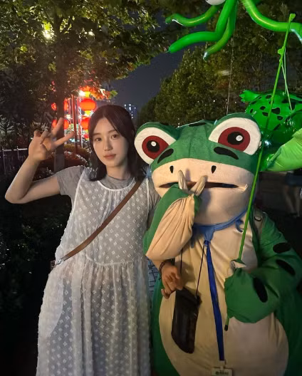 Nhiều người ngạc nhiên trước vẻ đẹp không thua kém hoa hậu cùng làn da trắng sáng của cô, khác so với một vận động viên bóng chuyền bãi biển luôn phơi mình dưới nắng.