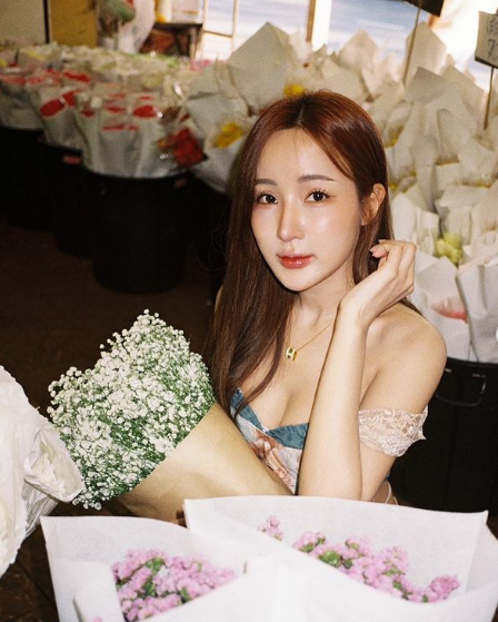 Nhiều người còn không ngần ngại dành cho cô những lời ngợi khen có cánh như "đẹp tựa thiên thần", "nữ thần Thái Lan"...