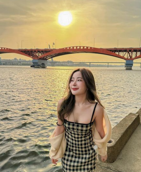 Bên cạnh đó, hot girl này còn tham gia diễn xuất trong một số MV ca nhạc và được đông đảo công chúng đón nhận nhiệt tình.