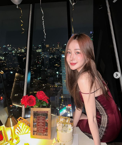 Hot girl lai có dáng người khá mảnh dẻ nhưng khuôn ngực lại vô cùng hút mắt.