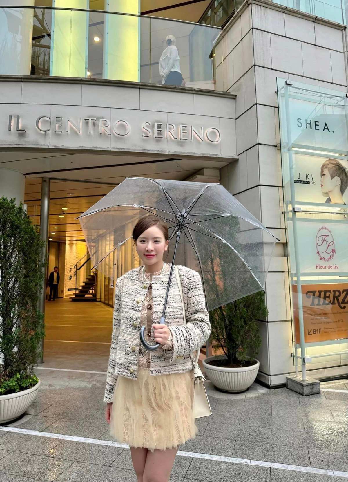 Nguyễn Lan Phương (biệt danh Phương Bora) là hot girl được biết đến với biệt danh "Cô gái được thanh niên Trung Quốc đua nhau xin cưới".