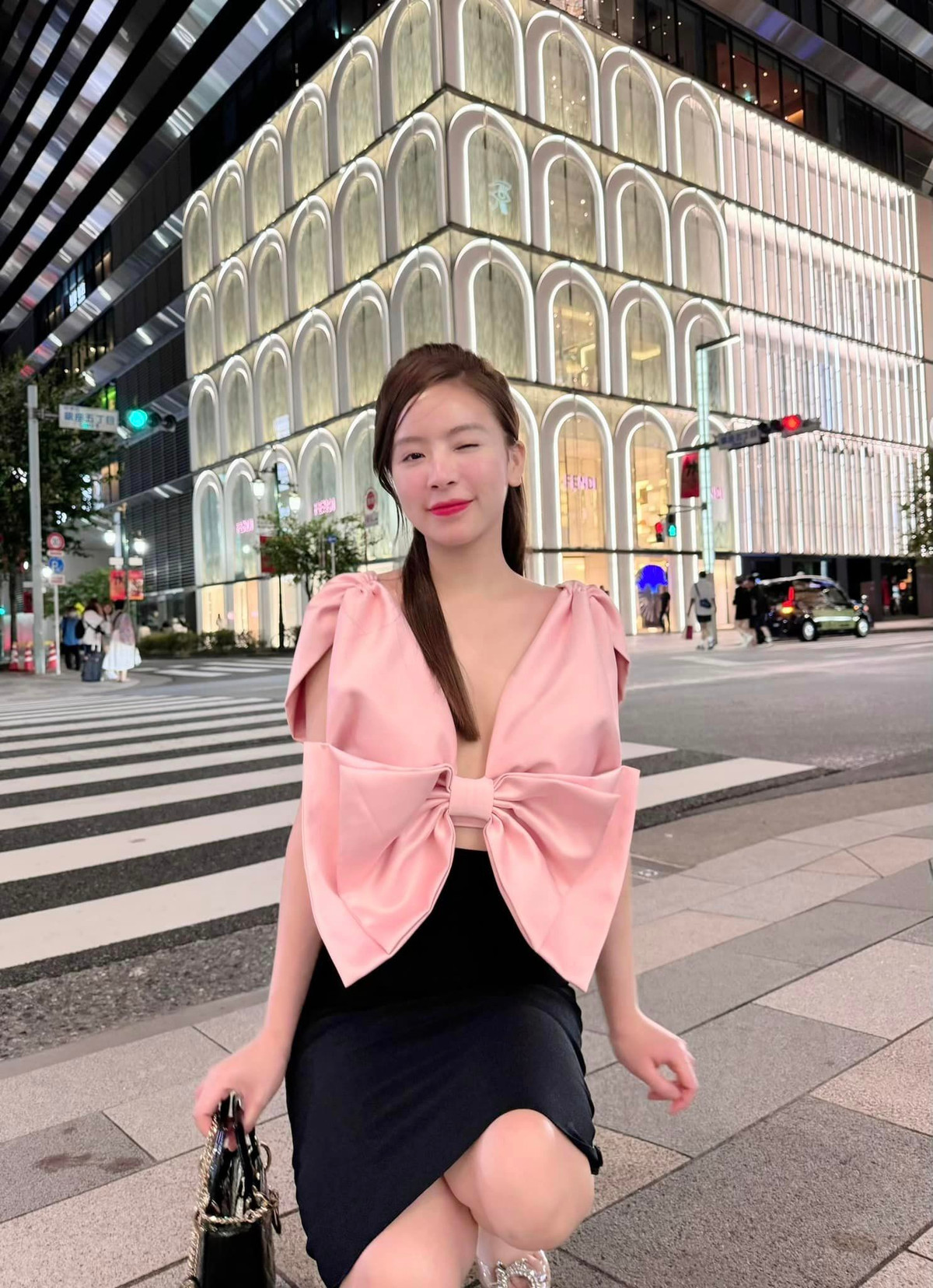 Thiết kế áo với những khoảng hở làm tăng vẻ quyến rũ, kết hợp với chiếc váy ôm sát body giúp tôn đường cong hình chữ S, cùng vòng 3 đầy đặn của người mặc.