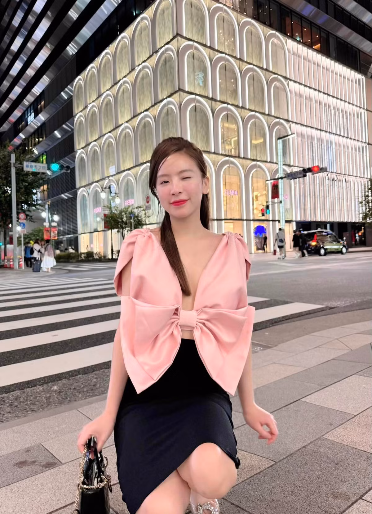 Thiết kế áo với những khoảng hở làm tăng vẻ quyến rũ, kết hợp với chiếc váy ôm sát body giúp tôn đường cong hình chữ S, cùng vòng 3 đầy đặn của người mặc.