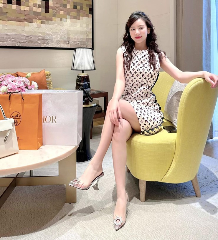 Nhờ lợi thế ngoại hình đẹp, Phương Bora tự tin lăng xê nhiều xu hướng thời trang khác nhau.