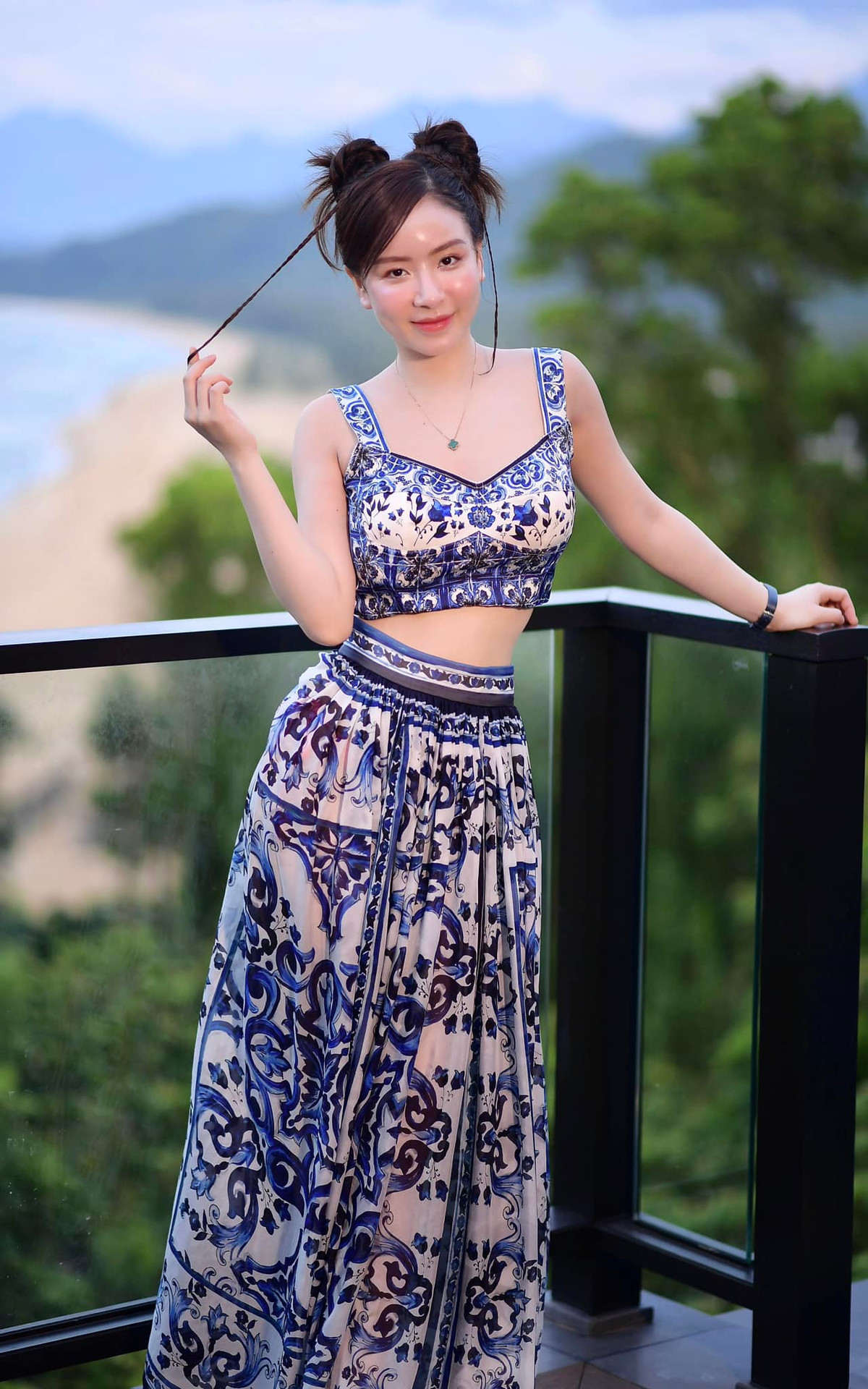 Cô nàng có gu thời trang sang chảnh, sành điệu như một quý cô đích thực. Ảnh: FBNV