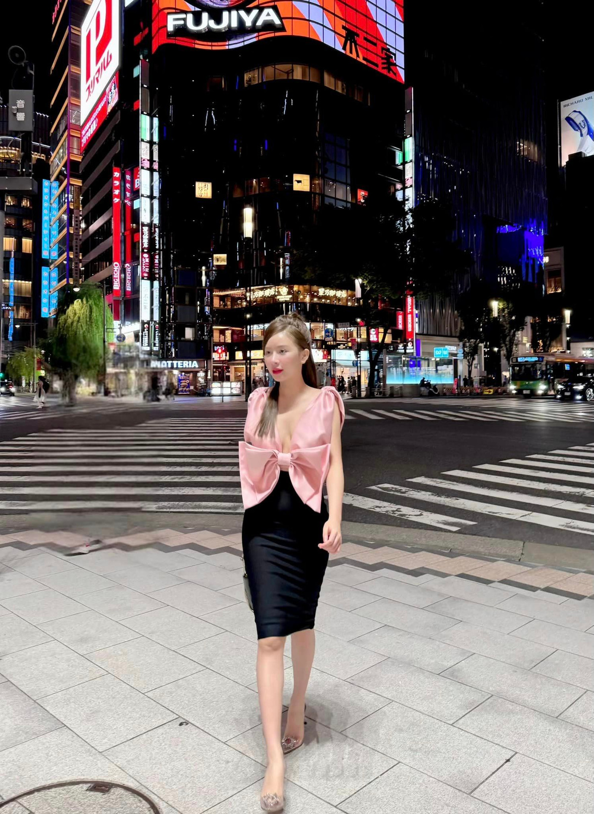 Mới đây trên trang Facebook, Phương Bora gây chú ý khi đăng tải loạt ảnh khoe dáng trên đường phố Ginza, Tokyo (Nhật Bản).