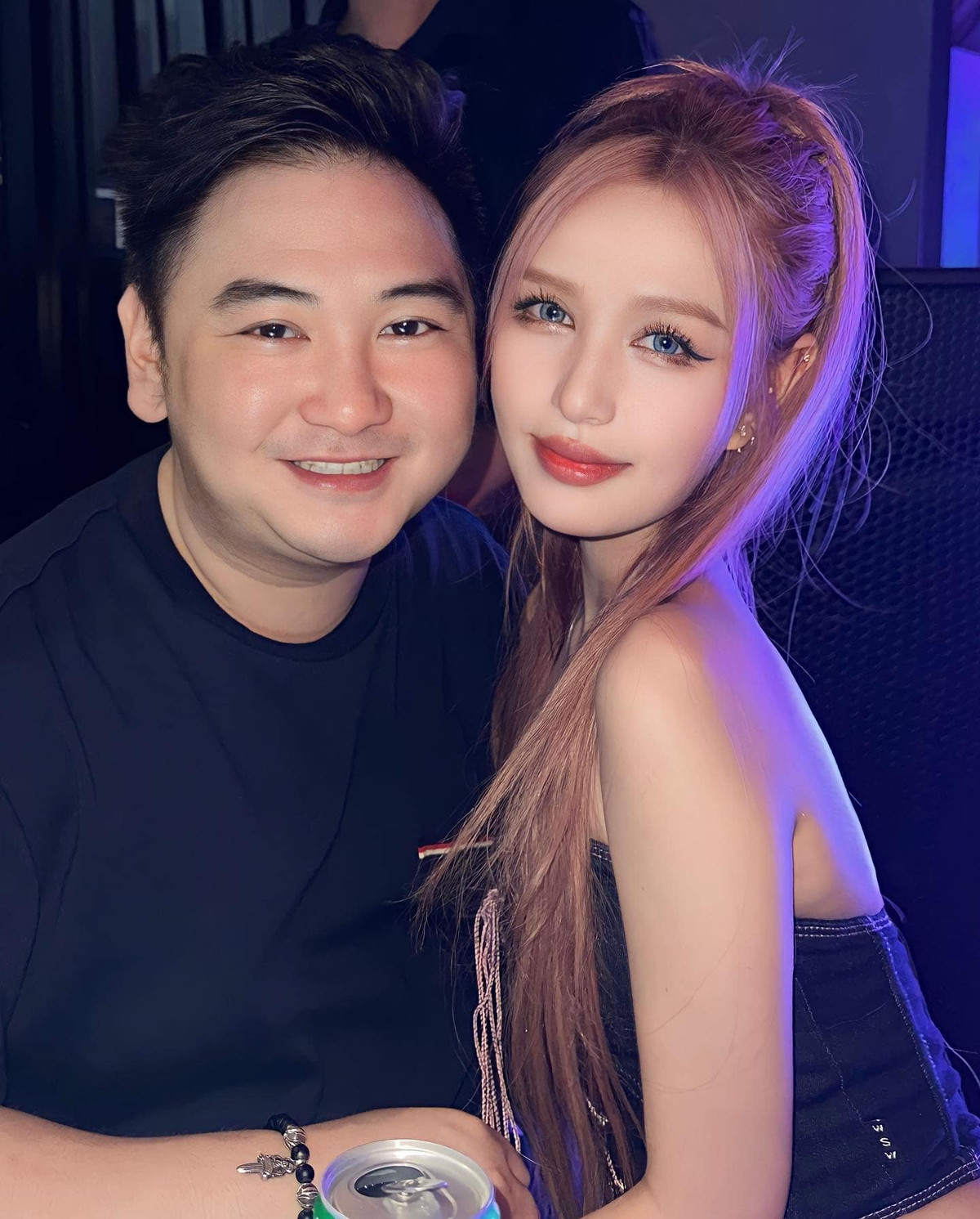 Nhìn ảnh, nhiều người cứ ngỡ Xoài Non lai Tây nhưng bố mẹ cô đều là người Việt. Lấy chồng là thiếu gia nhà giàu khi mới chỉ 18 tuổi, Xoài Non bị cho rằng "ăn bám chồng", "ngồi mát ăn bát vàng"..., nhưng cô đã phủ nhận. Ảnh: FBNV