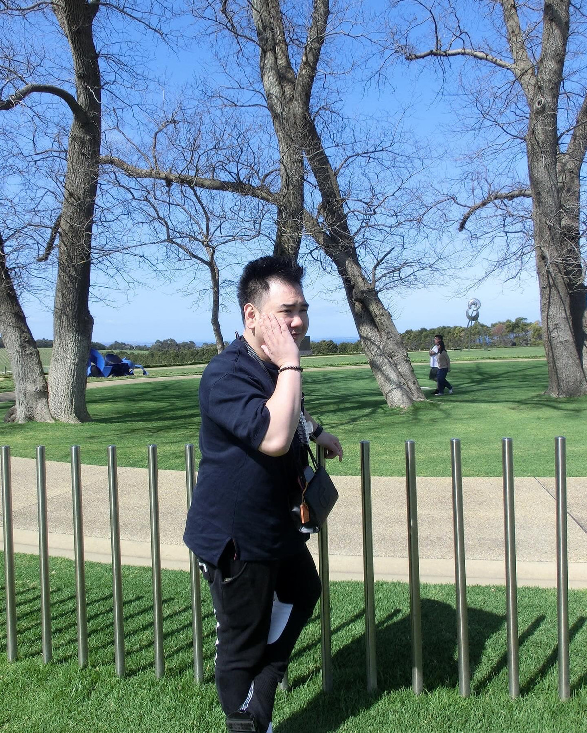 Trong khoảnh khắc này, thiếu gia họ Nghiêm cũng được vợ chụp ở cùng bối cảnh, cùng cách pose dáng là đặt tay lên mặt nhưng thành quả lại khiến nhiều người bật cười.