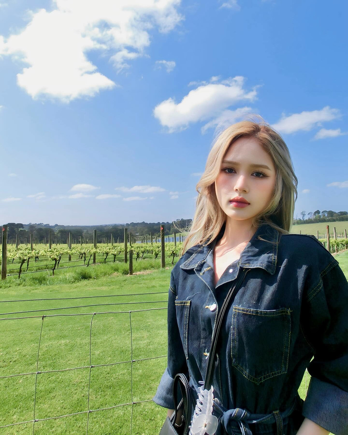 Cô được yêu mến nhờ gương mặt xinh như búp bê.