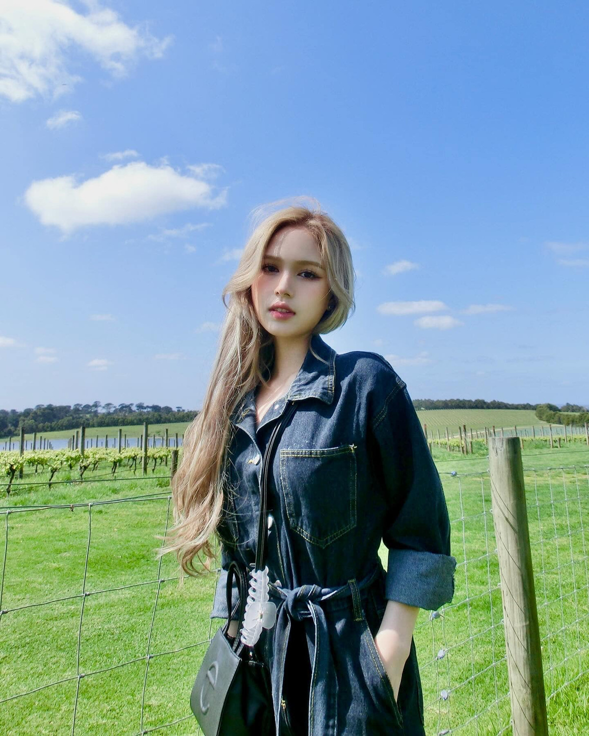 Qua ống kính của ông xã, cô nàng xinh như búp bê, được netizen khen hết lời.