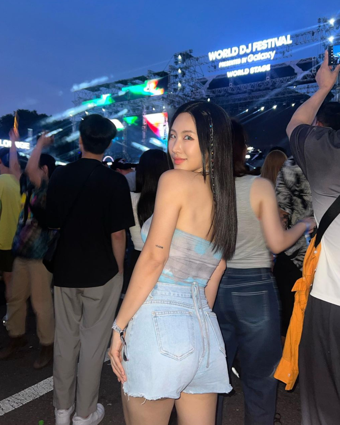 Cô giáo thể thao có chiều cao 1m64, nặng 54kg, eo nhỏ làm hàng triệu người ao ước có được.