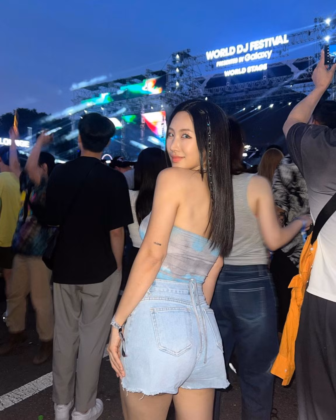 Cô giáo thể thao có chiều cao 1m64, nặng 54kg, eo nhỏ làm hàng triệu người ao ước có được.