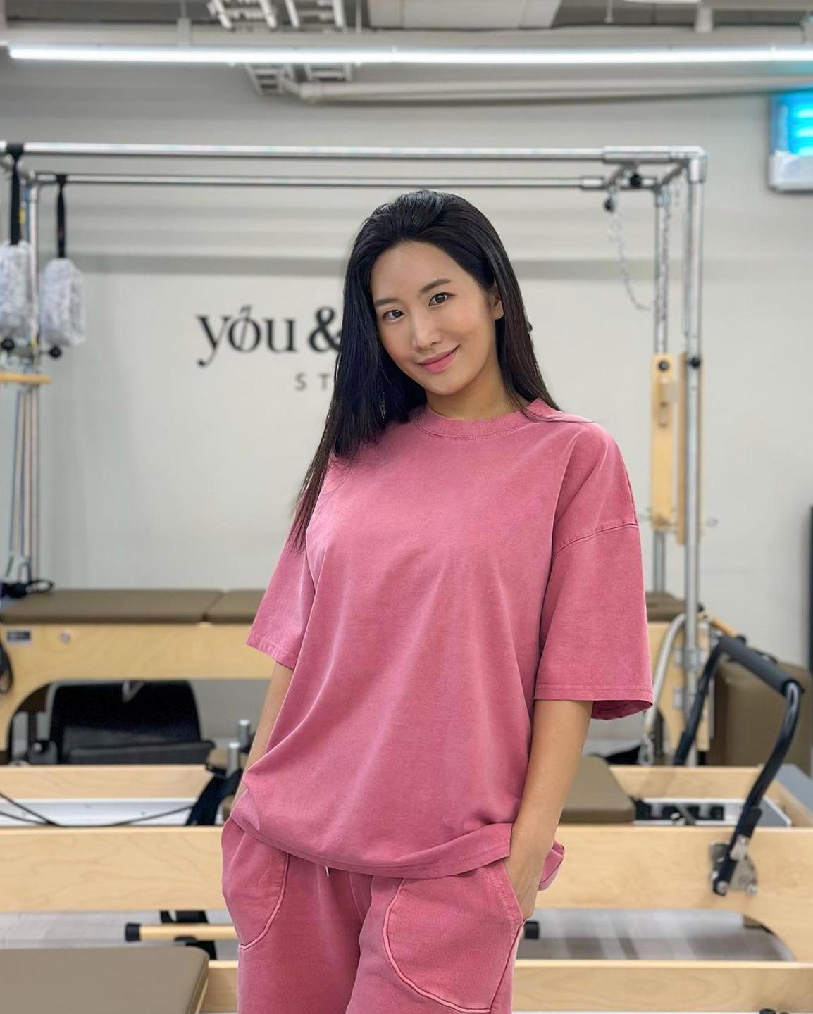 Shin Yoo Jeong cũng là một bậc thầy về yoga, cô thường xuyên được các tạp chí lẫn đài truyền hình chọn làm khách mời để tư vấn tập luyện và dinh dưỡng.