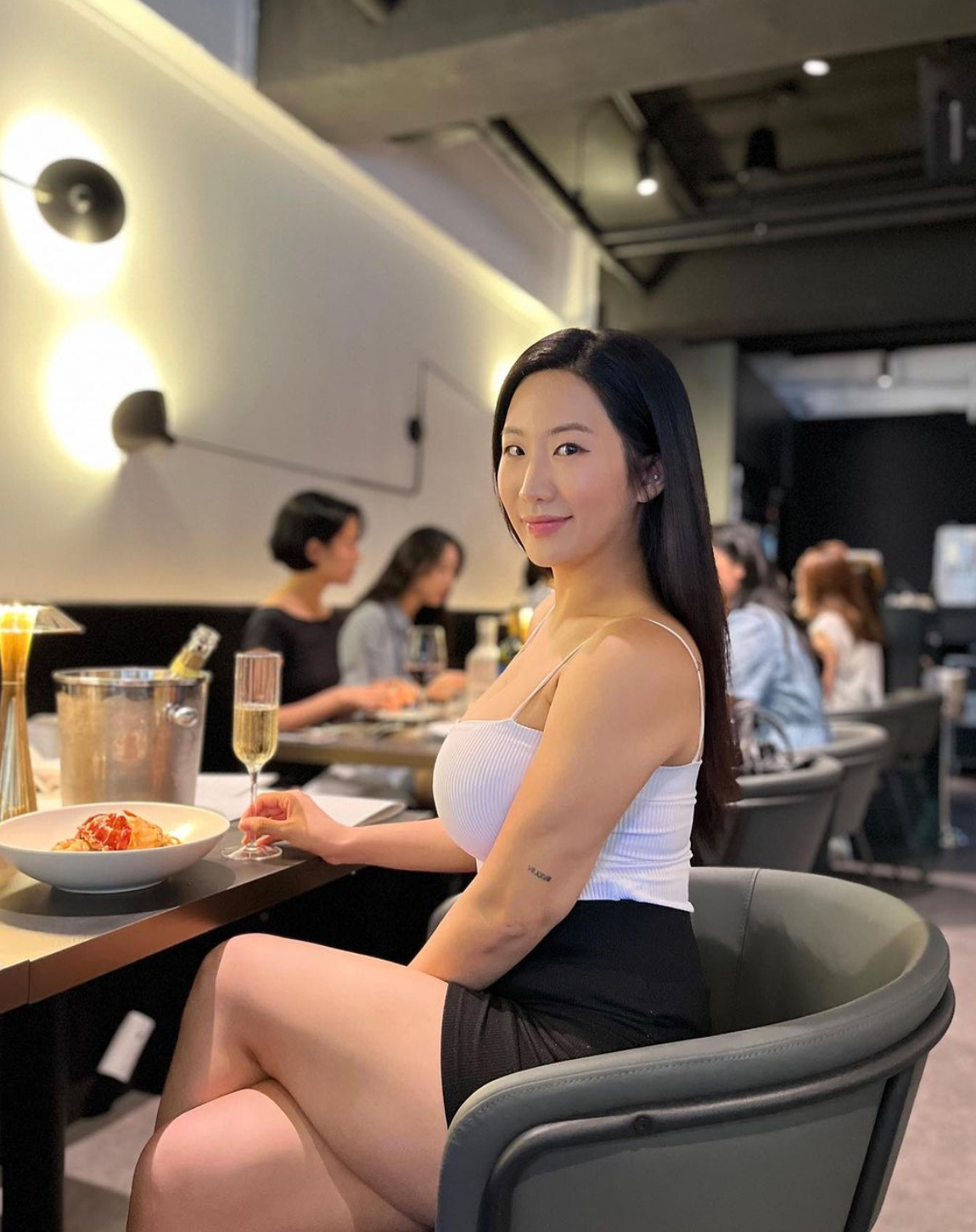 Trên trang cá nhân, cô không ngại chia sẻ những hình ảnh gợi cảm, khoe dáng trong những bộ bikini nóng bỏng.