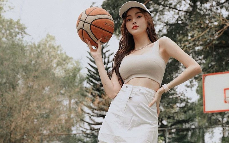 Cô nổi tiếng trên mạng xã hội nhờ nhan sắc xinh đẹp cùng vóc dáng gợi cảm.