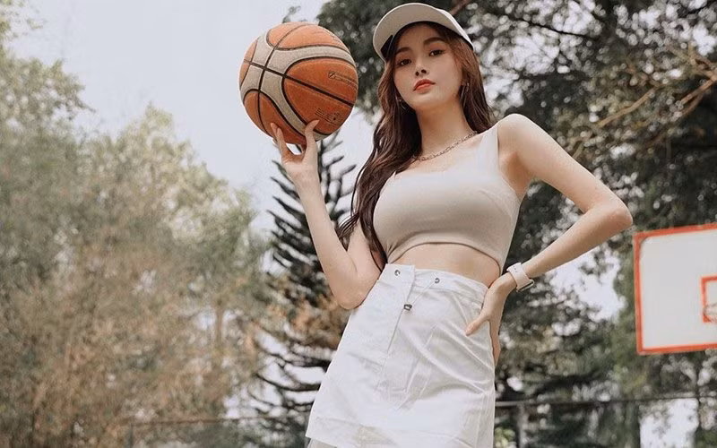 Cô nổi tiếng trên mạng xã hội nhờ nhan sắc xinh đẹp cùng vóc dáng gợi cảm.